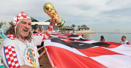 vatreni ispred hotela
