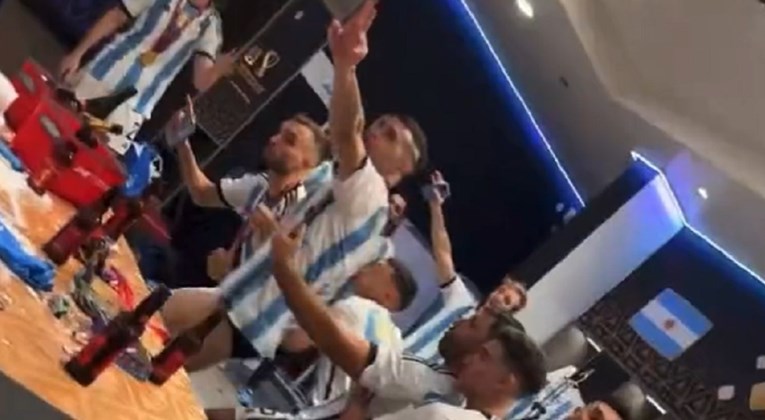 Argentinski nogometaši prekinuli slavlje da održe minutu šutnje za Mbappea