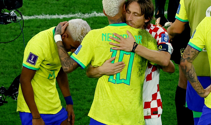 Luka Modrić tješi Brazilce