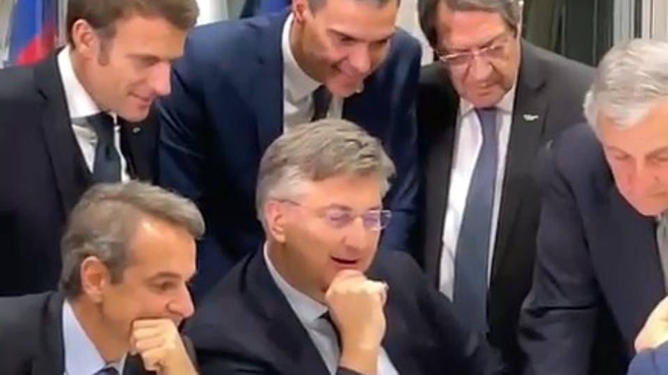 Pogledajte trenutak dok Macron i drugi EU čelnici bodre Plenkovića