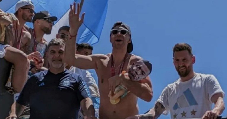 Golman Argentine na dočeku nosi lutku s licem tužnog Mbappea
