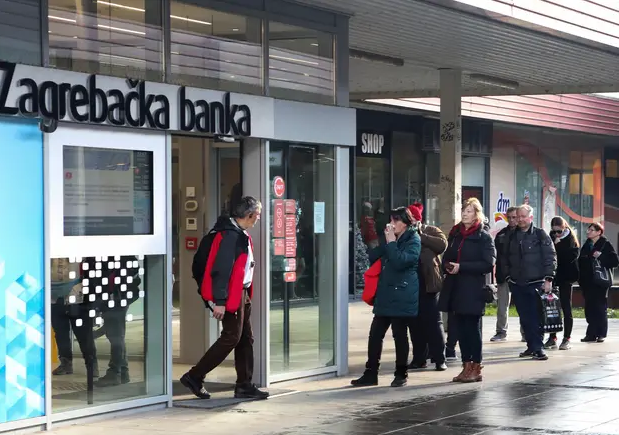 gužve pred bankama u Zagrebu