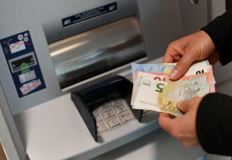 Bankovky, bankovka, bankomat, výběr hotovosti, Euro, Eura, peníze
