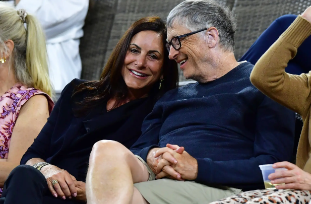 Bill Gates opet ljubi? Snimili ga u društvu udovice Paule Hurd!