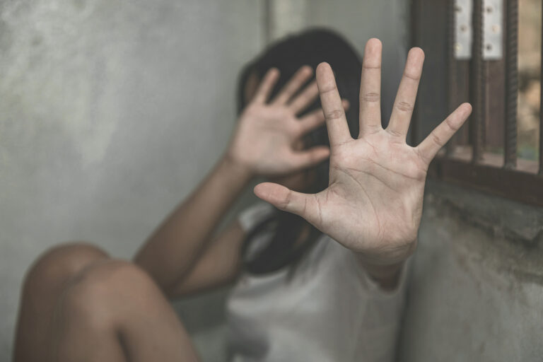 Splićanin (33) istukao i silovao suprugu pred djetetom