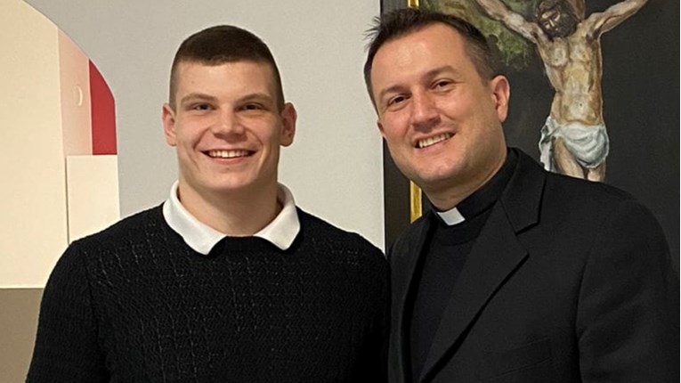 Svećenik koji je odbio krstiti dijete lezbijkama objavio sliku s MMA borcem s Platk