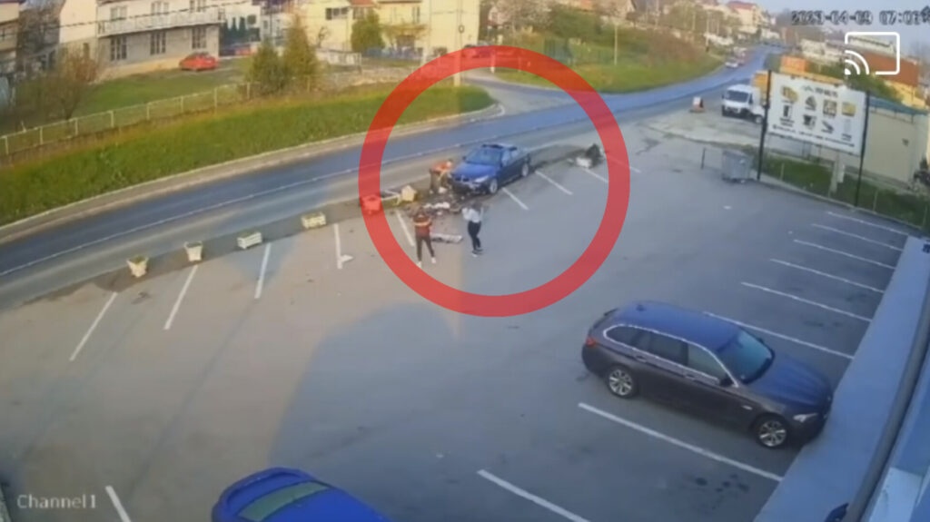 Vozač projurio BMW-om i razbio sve pred sobom