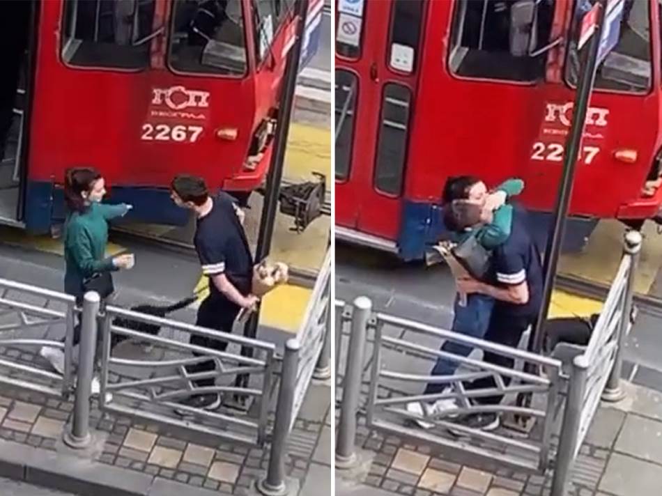 Buket i poljubac na tramvajskoj stanici