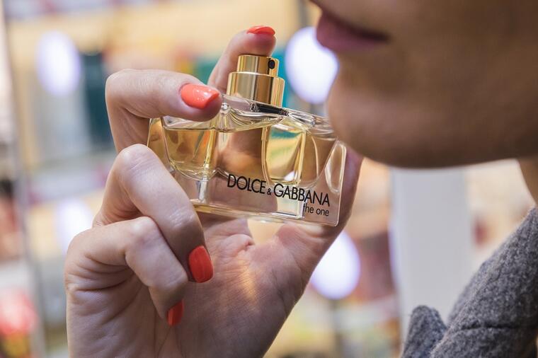 Lista 10 najljepših mirisa koje svi muškarci vole osjetiti na ženi