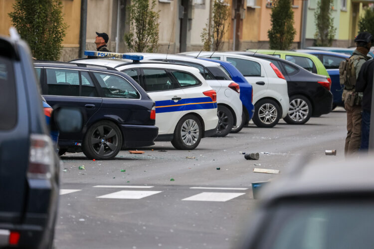 Osijek: Muškarac oštetio parkirani automobil, zatvorio se u stan pa bacao namještaj na policiju