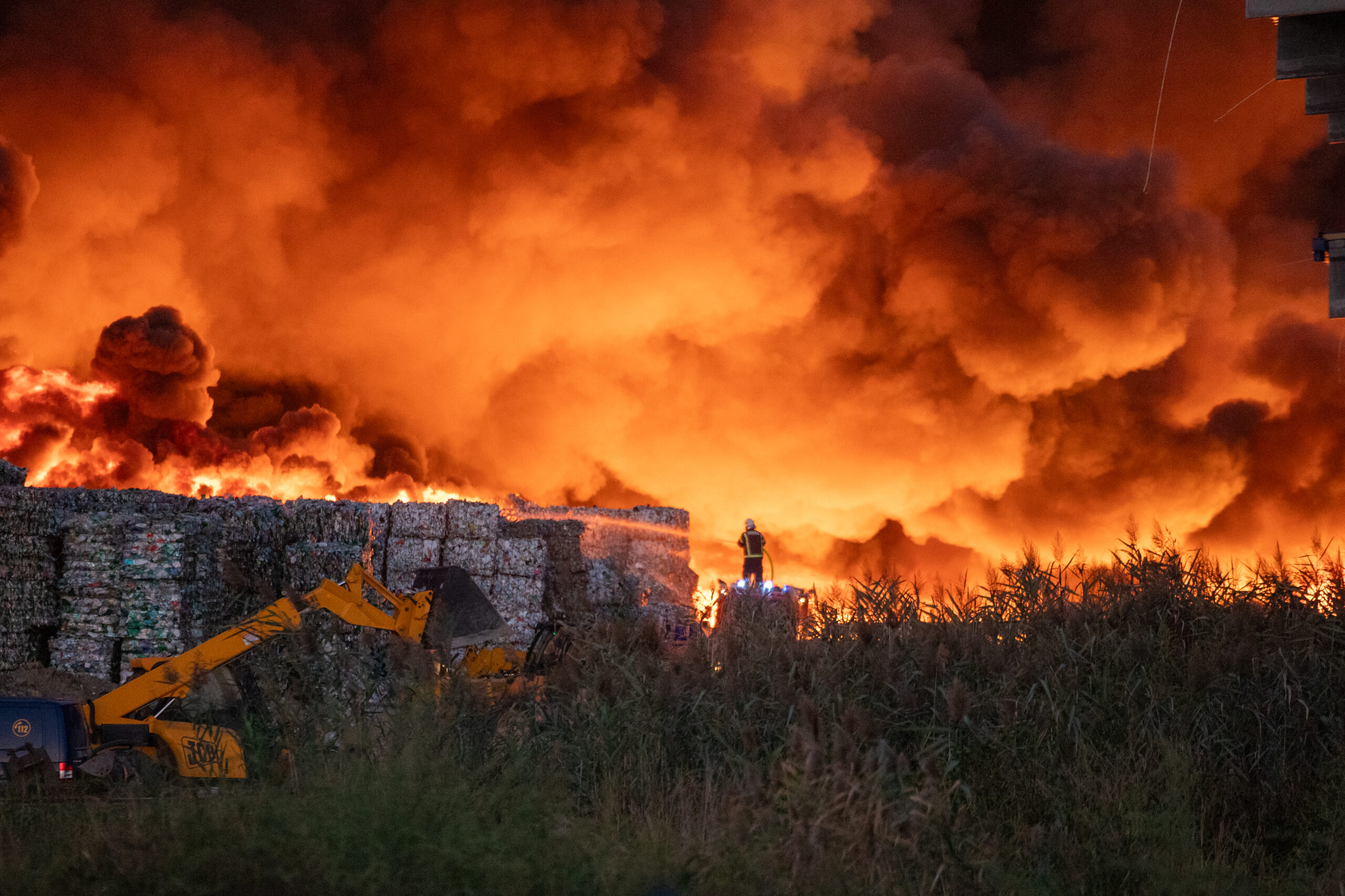 Buknuo požar uskladištene plastike u pogonu osječke tvrtke "Drava International"