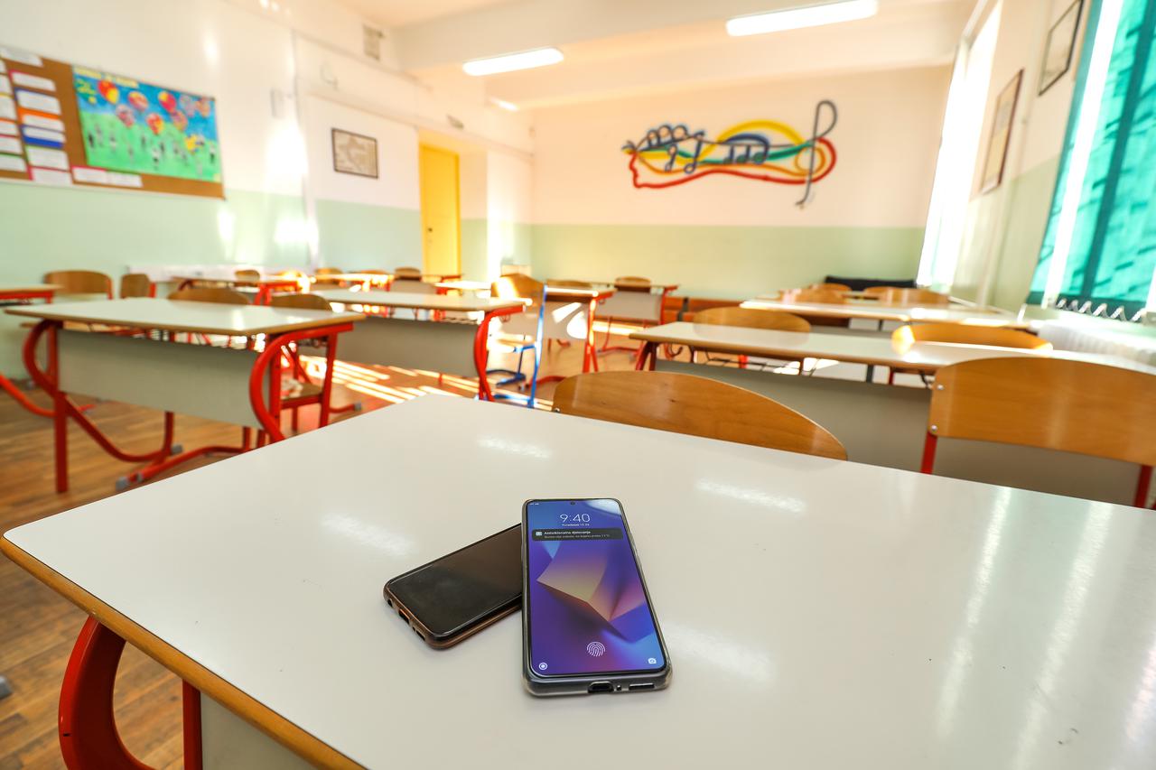 osječkoj školi zabranjeni su mobiteli