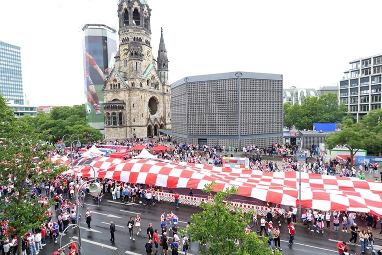 U Berlinu razvučena najveća hrvatska zastava