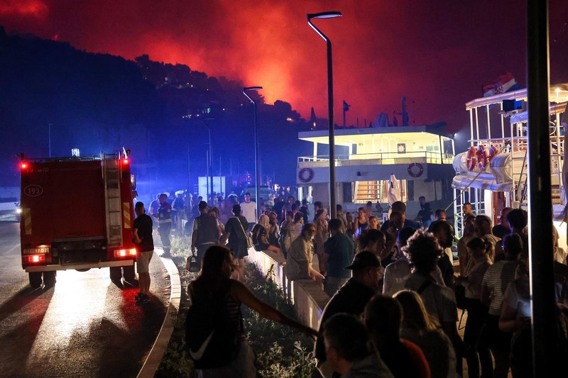 Požar okružio Omiš